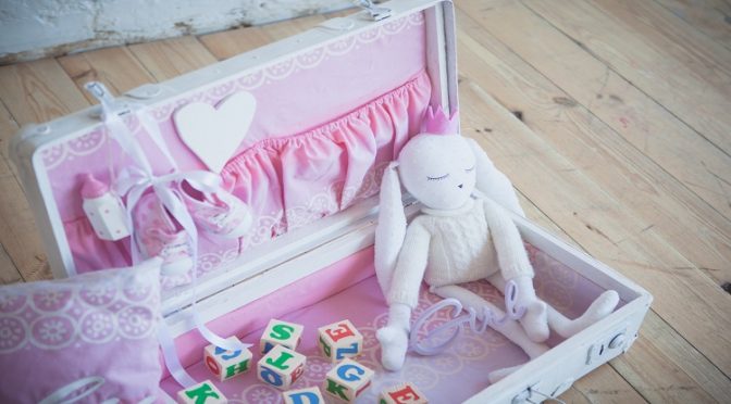 מזוודת צעצונים של ילדה