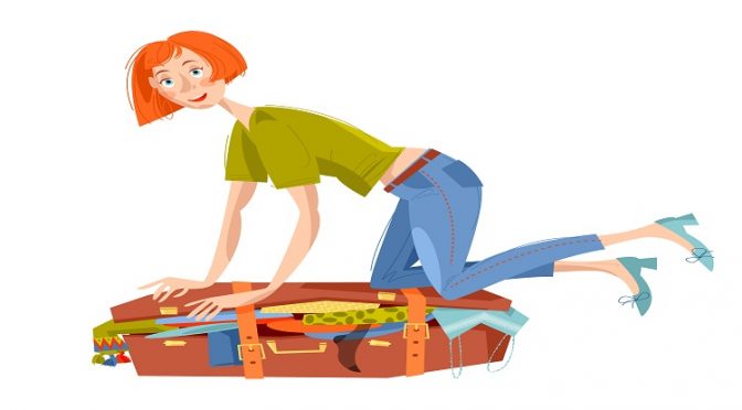 אישה יושבת על מזוודה ומנסה לסגור אותה