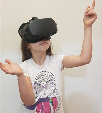 ילדה עם משקפת מציאות מדומה